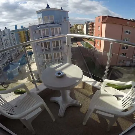 Apartment In Rose Garden